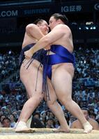 　玉鷲（左）が寄り切りで欧勝馬を破る