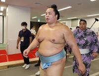 　優勝し支度部屋に戻った琴勝峰