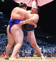 　欧勝馬（左）を寄り切りで破った玉鷲（撮影・開出牧）