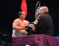 　八角理事長（右）から賜杯を受け取る琴勝峰（代表撮影）