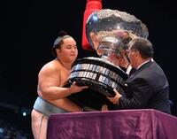 　伊藤忠彦復興大臣（右）から内閣総理大臣杯を受け取る琴勝峰（代表撮影）