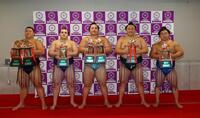 　三賞の受賞力士。（左から）敢闘賞・技能賞の草野、技能賞の安青錦、殊勲賞・敢闘賞の琴勝峰、殊勲賞の玉鷲、敢闘賞の藤ノ川（代表撮影）
