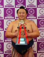 　殊勲賞を受賞した玉鷲（代表撮影）