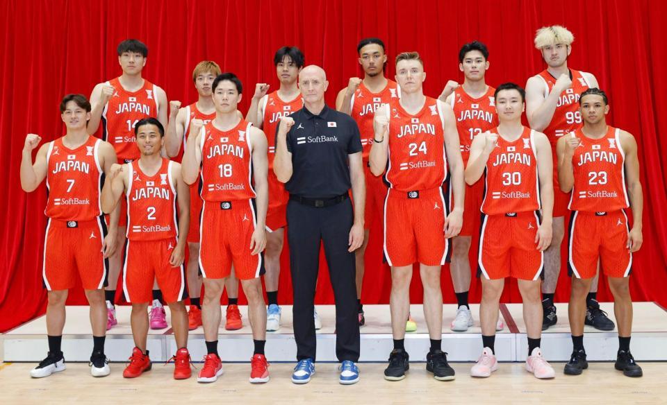 　アジア・カップの日本代表が発表され、ポーズをとるホーバス監督（中央）ら