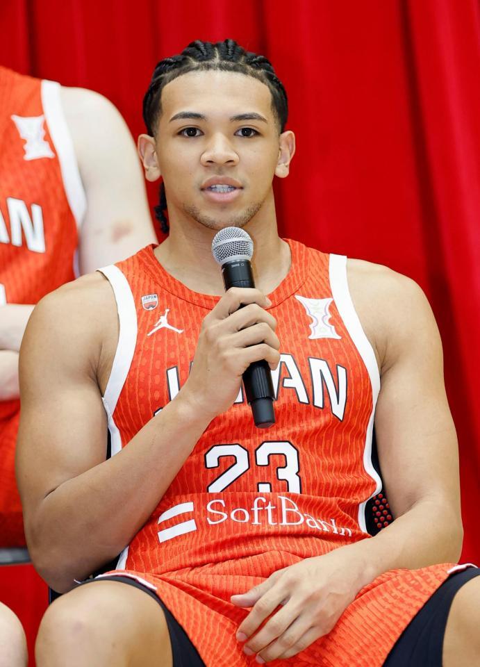 　日本代表に選ばれ、記者会見するハーパー