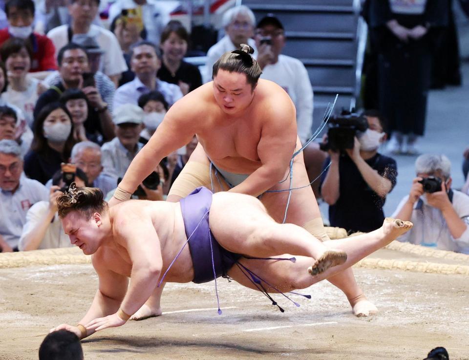 　琴勝峰が突き落としで安青錦を破る