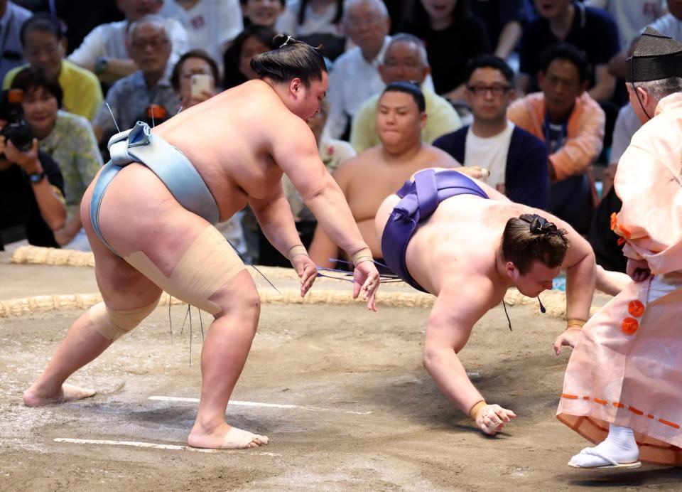 　琴勝峰（左）が突き落としで安青錦を破る