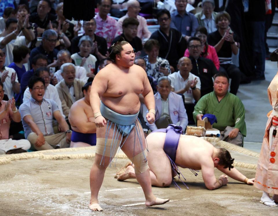 　安青錦（奥）を破り優勝を決めた琴勝峰