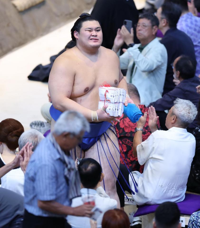 　琴桜を下すも悔しそうに引き揚げる大の里