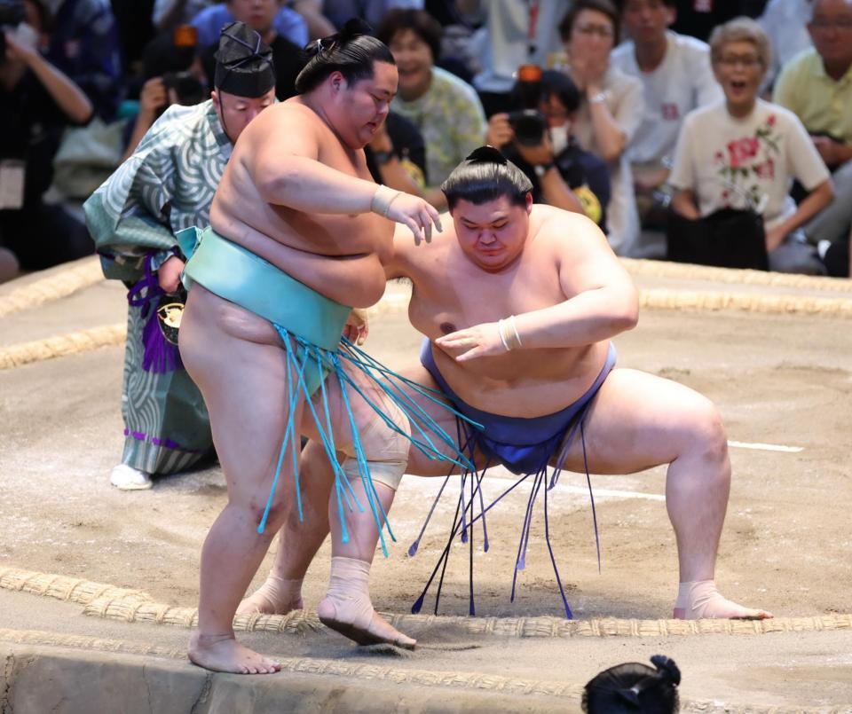 　大の里（右）が寄り切りで琴桜を下す
