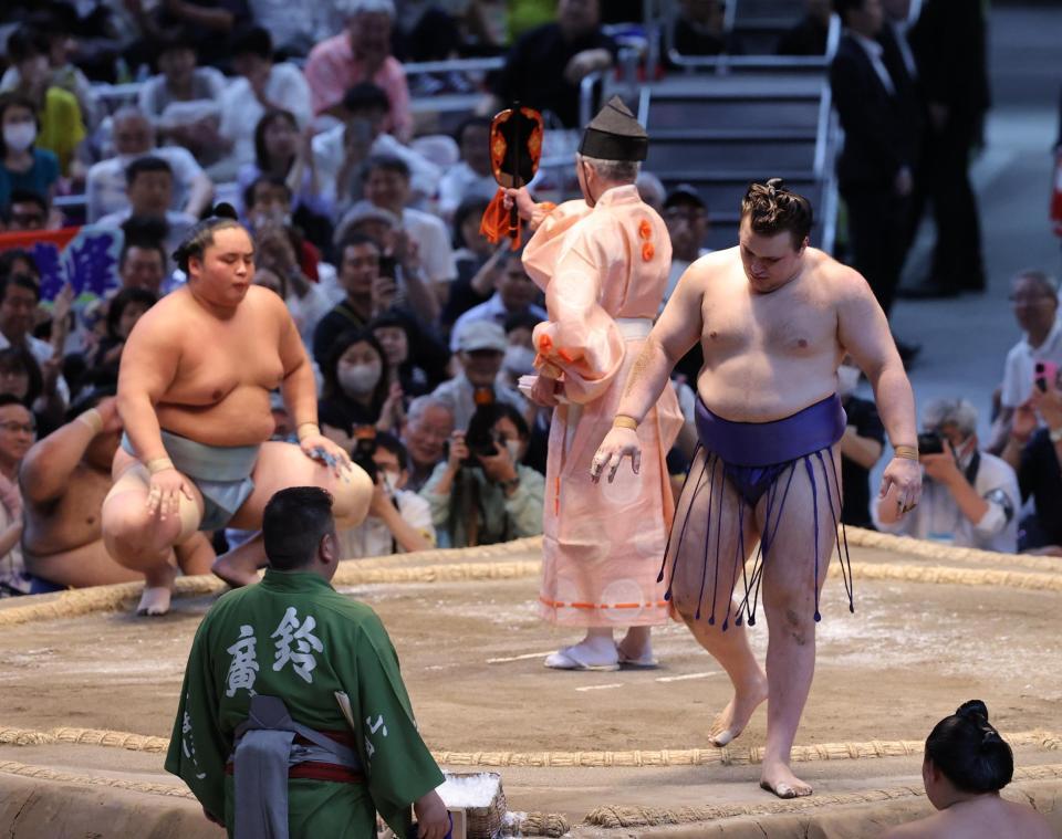 　琴勝峰（左）に敗れ引き揚げる安青錦