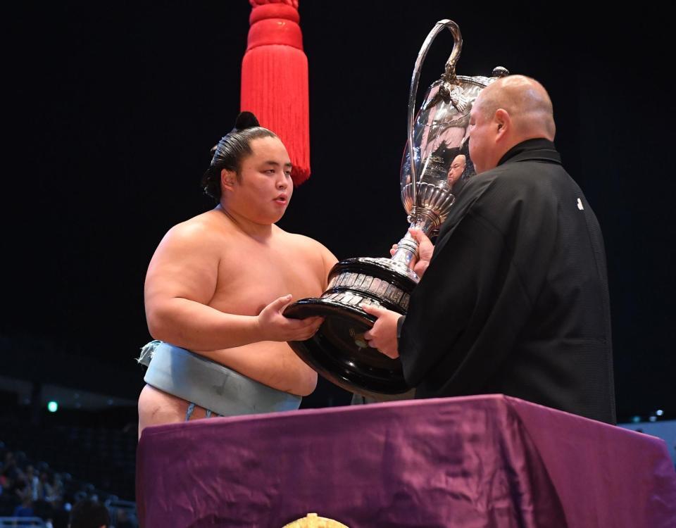 　八角理事長（右）から賜杯を受け取る琴勝峰（代表撮影）