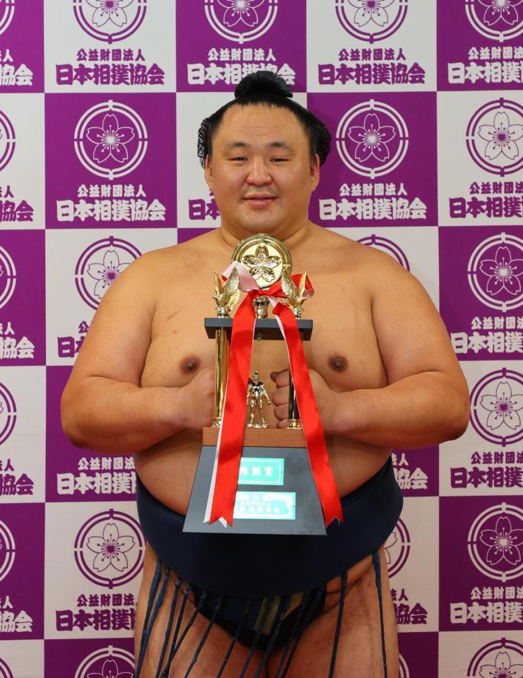 　殊勲賞を受賞した玉鷲（代表撮影）