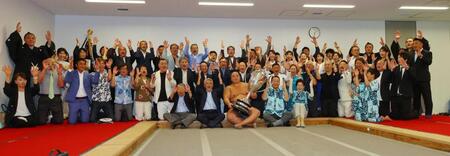 　関係者に祝福される（中央。前列左から２人目が父の手計学さん）＝代表撮影