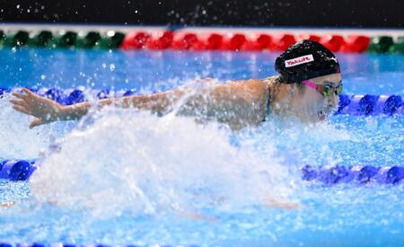 　女子１００メートルバタフライ準決勝で力泳する池江璃花子（共同）
