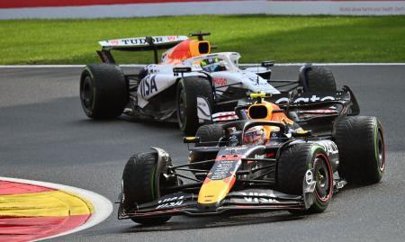 　ベルギーＧＰ決勝で走行するレッドブルの角田裕毅（手前）＝フランコルシャン（ゲッティ＝共同）