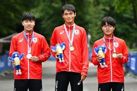 　陸上の男子２０キロ競歩の団体で優勝した日本の（左から）土屋、原、吉迫＝ボーフム（（ｃ）Ｍｉｃｈａｅｌ　Ｃｈｉｓｈｏｌｍ／Ｒｈｉｎｅ-Ｒｕｈｒ　２０２５、共同）