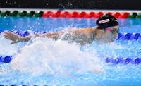　女子１００メートルバタフライ準決勝で力泳する池江璃花子（共同）