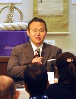 　相撲博物館でトークイベントに臨んだ元大関貴景勝の湊川親方＝５月