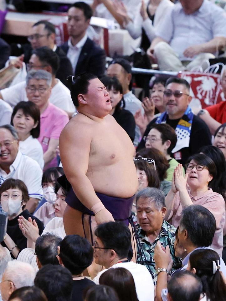 　高安に敗れ、悔しがる草野