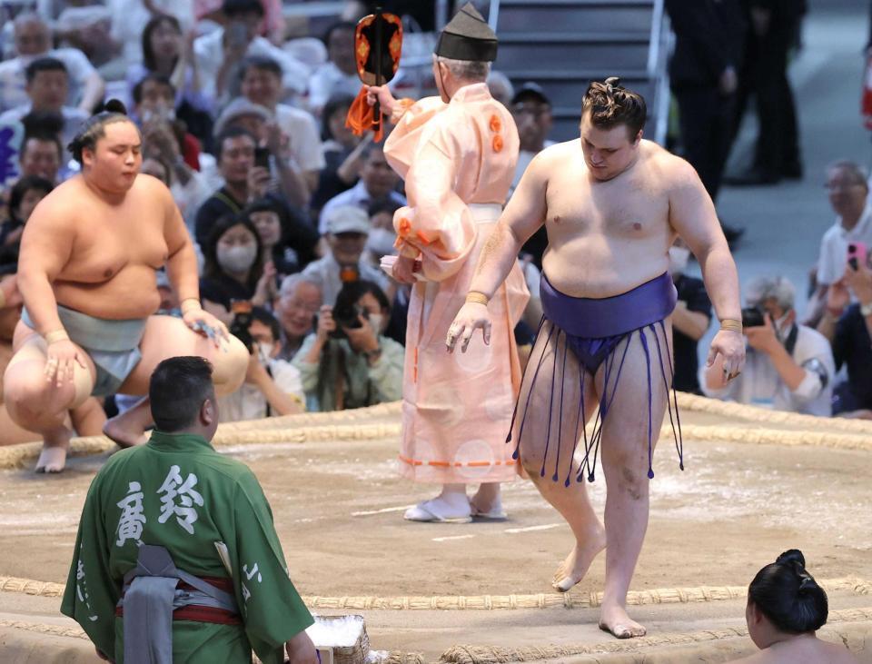 　琴勝峰（左）に敗れ引き揚げる安青錦