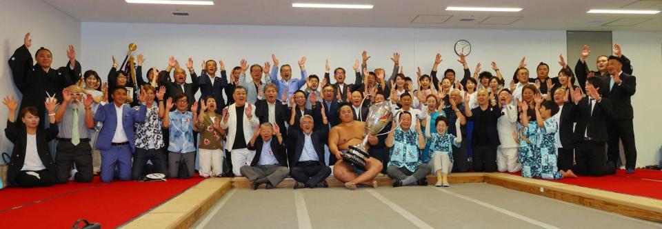 　関係者に祝福される（中央。前列左から２人目が父の手計学さん）＝代表撮影