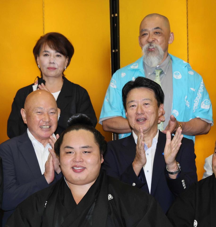 　琴勝峰（下）の祝勝会で記念撮影に納まる父・手計学さん（後方右）と母カツ江さん（同左）
