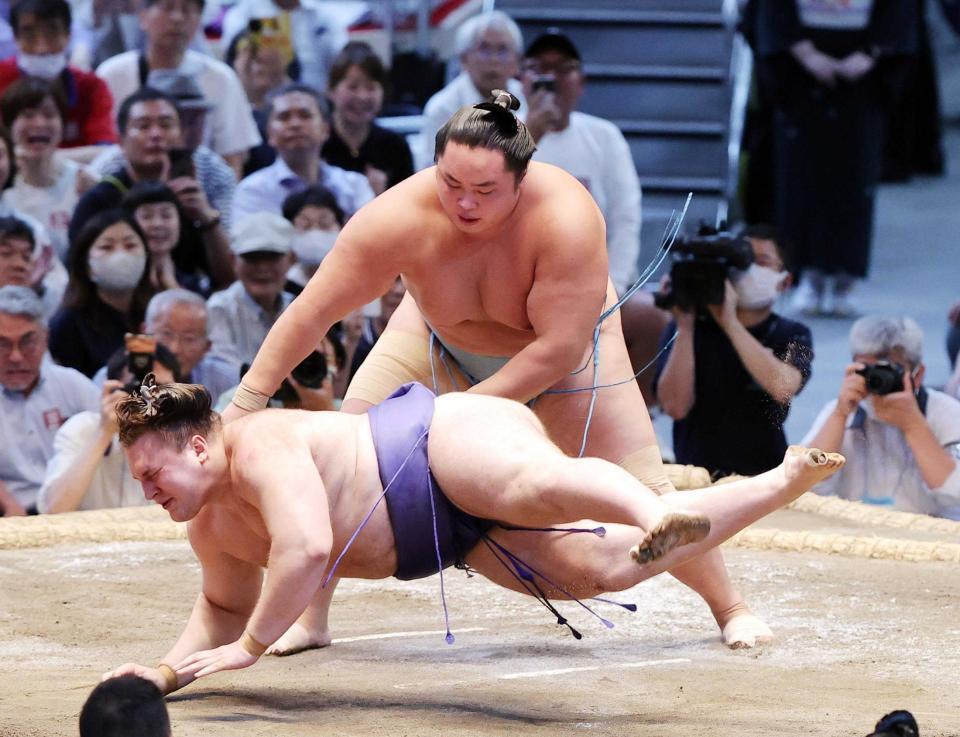 　突き落としで大一番に勝利