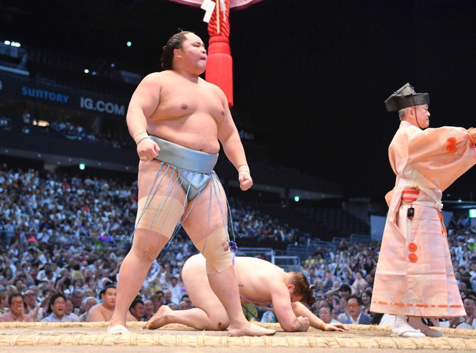 　安青錦（後方）を破り初優勝を決めた琴勝峰（撮影・開出牧）　