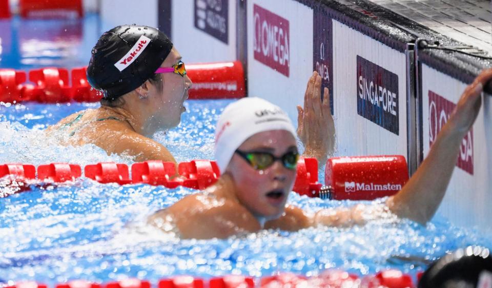 　女子１００メートルバタフライ準決勝でゴールした池江璃花子（奥）＝共同