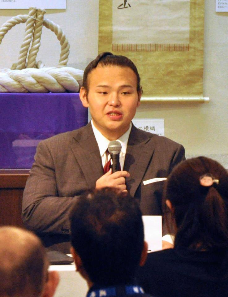 　相撲博物館でトークイベントに臨んだ元大関貴景勝の湊川親方＝５月