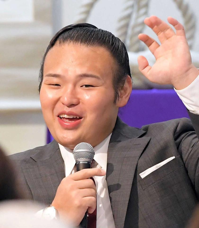 　笑顔で話す湊川親方＝５月