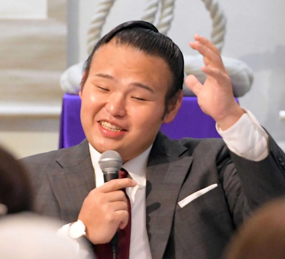 　くしゃっとした笑顔の湊川親方＝５月