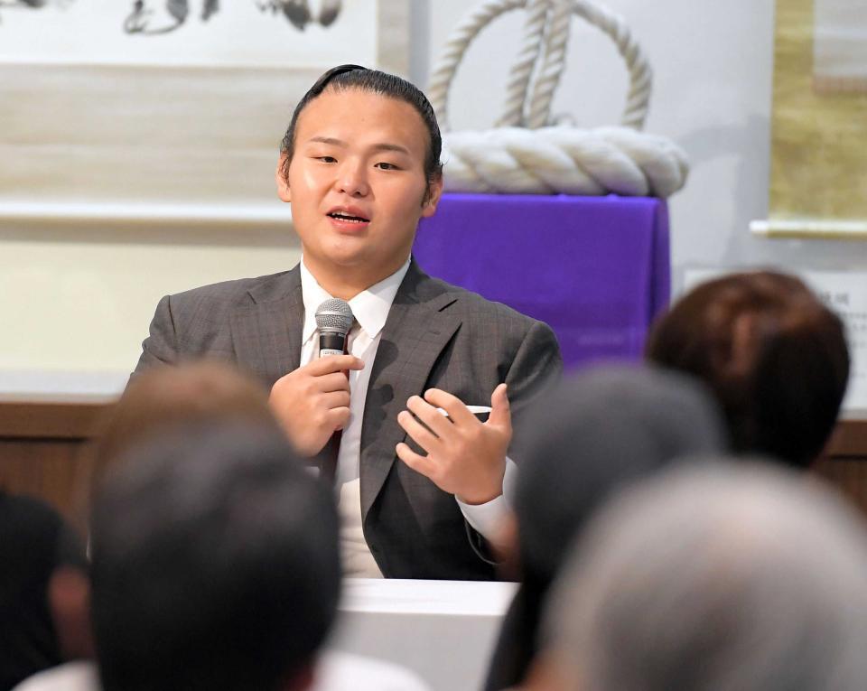 　約３０分、表情豊かに語った湊川親方＝５月