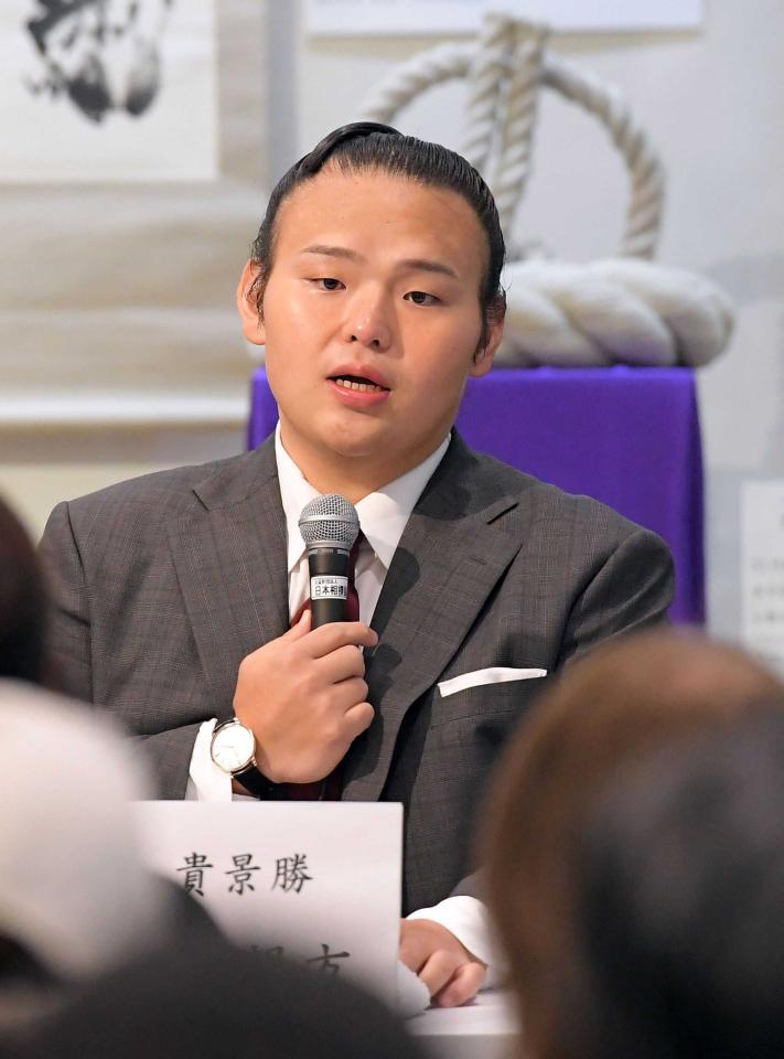 　「１７０キロから１３０キロ弱まで体重が落ちました」と語る湊川親方＝５月