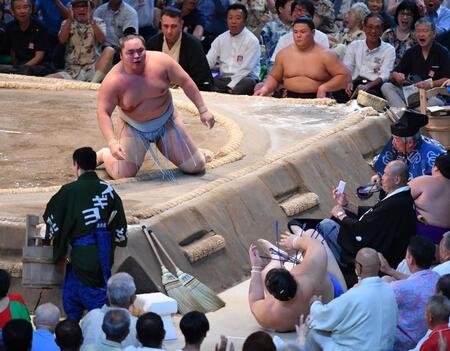 　名古屋場所１３日目、上手投げで破った琴勝峰（左上）は土俵下に落ちた大の里を見下ろす（２５日）