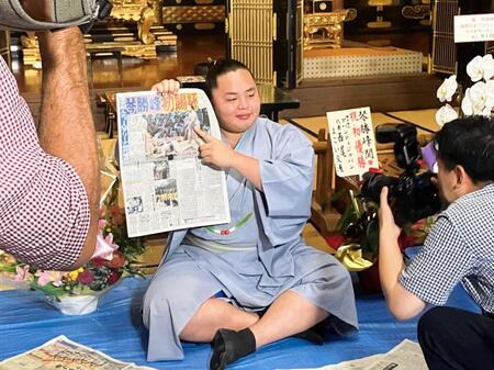 　優勝から一夜明けて、会見で取材に応じる琴勝峰