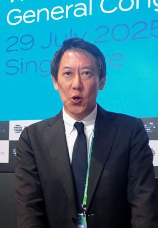 　世界水連の理事に再選され、取材に応じる鈴木大地氏＝２９日、シンガポール（共同）