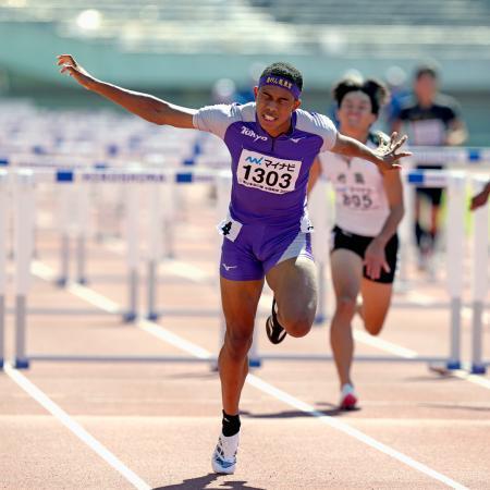 　男子１１０メートル障害決勝（タイムレース）　ゴールする東京の古賀ジェレミー＝ホットスタッフフィールド広島