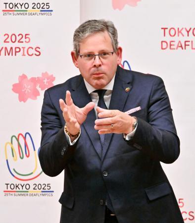 　手話であいさつする国際ろう者スポーツ委員会のコーサ会長＝２９日午後、東京都渋谷区