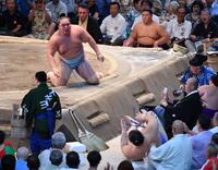 　名古屋場所１３日目、上手投げで破った琴勝峰（左上）は土俵下に落ちた大の里を見下ろす（２５日）