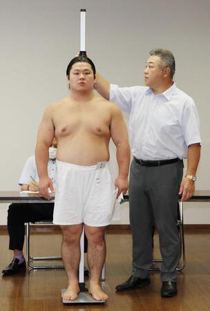 　新弟子検査で身長測定に臨む高砂部屋の石崎涼馬（石崎改め朝翠龍）＝２０２４年７月撮影　
