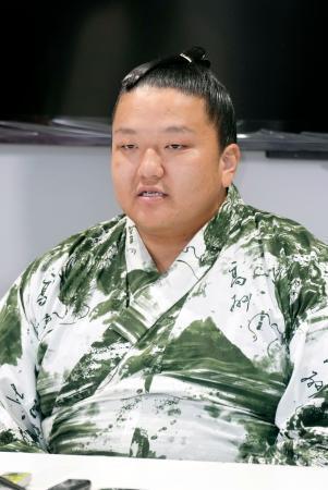 　新十両昇進を決め、記者会見する朝白龍＝３０日、ＩＧアリーナ