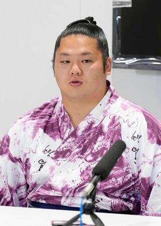 　新十両昇進を決め、記者会見する朝翠龍