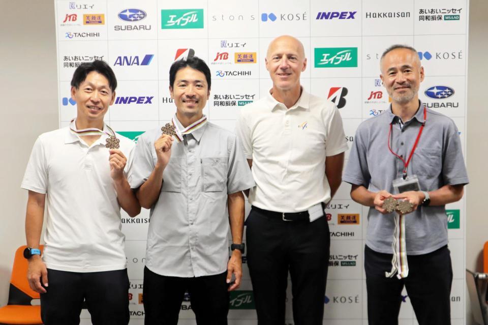 　４位から繰り上がった２０１９年世界選手権の銅メダルを手にした（左から）永井秀昭さん、渡部善斗、国際スキー・スノーボード連盟のラッセ・オッテセン氏、全日本スキー連盟の河野孝典競技本部長