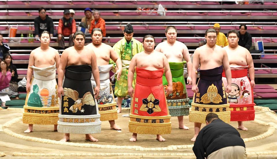 　１月場所の新序出世披露。後列左から３人目が内海（１月１９日、両国国技館）