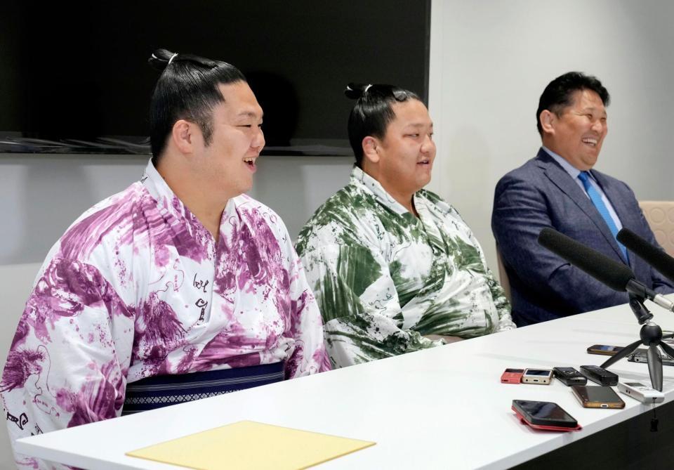 　新十両昇進を決め、記者会見する（左から）朝翠龍、朝白龍。右端は高砂親方