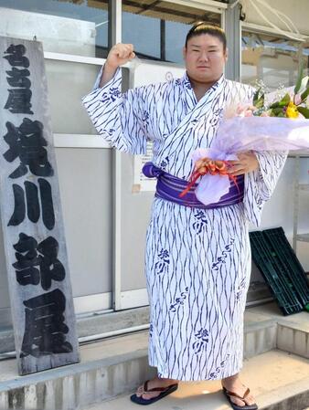 　新十両昇進を決め、ポーズをとる西ノ龍