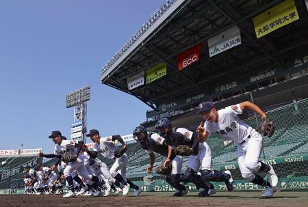 　甲子園練習が始まり、グラウンドに駆け出す沖縄尚学ナイン＝甲子園