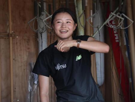 　公開練習中に笑顔で話す女子１００メートル障害の田中佑美